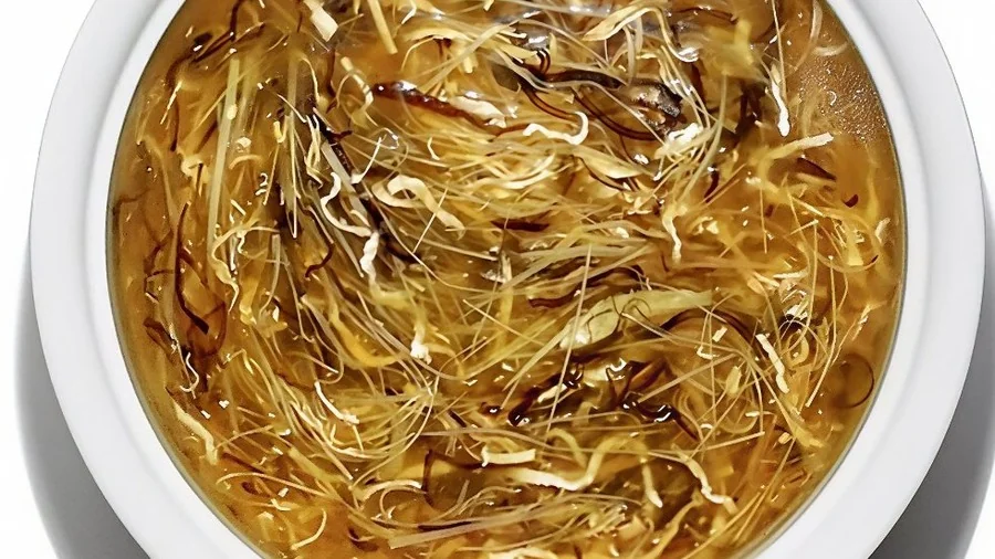 太史五蛇羹：白瓷盅里琥珀色的羹汤，蛇肉手撕成丝，配花胶丝、冬笋丝、冬菇丝等