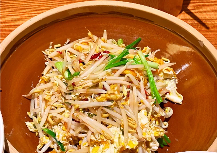 田小狗的胖豆芽炒鸡蛋：陶土大盆盛装，豆芽粗壮茎短、蛋炒得碎而干爽，只放两三片干辣椒，主角是青蒜段