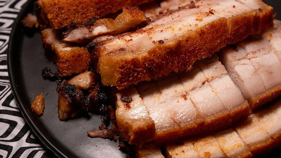 脆皮烧肉，爆皮金黄、肥瘦层次分明