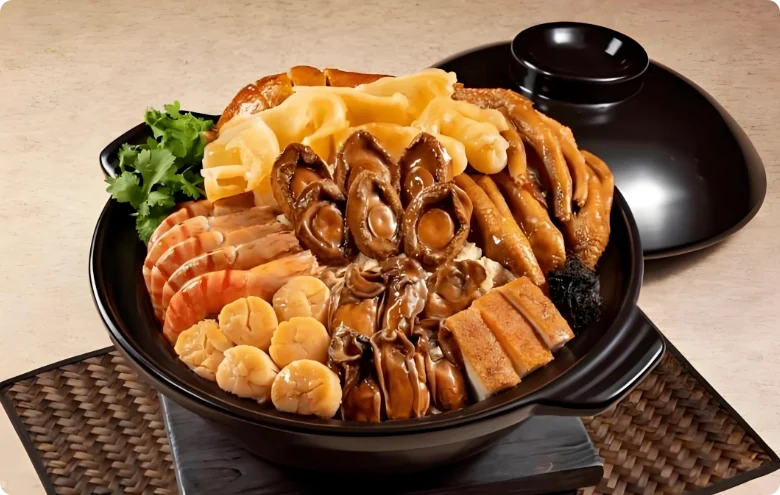 客家盆菜:鲍鱼、海参、花菇、烧肉、鱿鱼、炸腐皮一层层码满一盆,底下素、上头荤